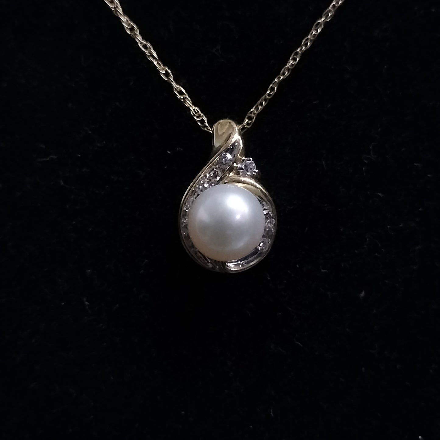 10k Gold Pearl and Diamond Pendant and Chain
